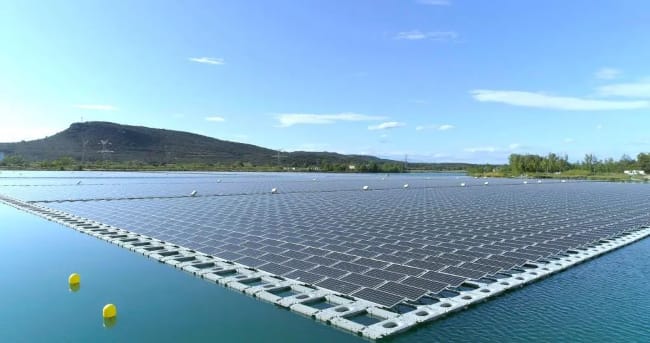 Panneaux solaires flottants installés en Occitanie.