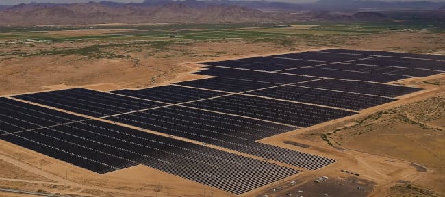 Des panneaux solaires par centaines installés dans le désert de l'Arizona.