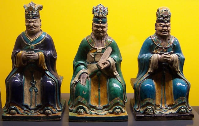 Statuettes de juges infernaux chinois. Ils ont une apparence humaine mais un sourire peu avenant. Sardonique, même.