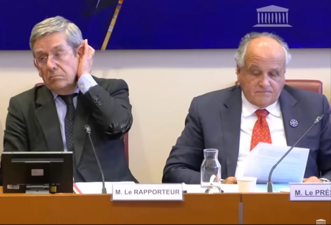 Le rapporteur et le président de la commission, à leur poste, s'ennuient ferme.