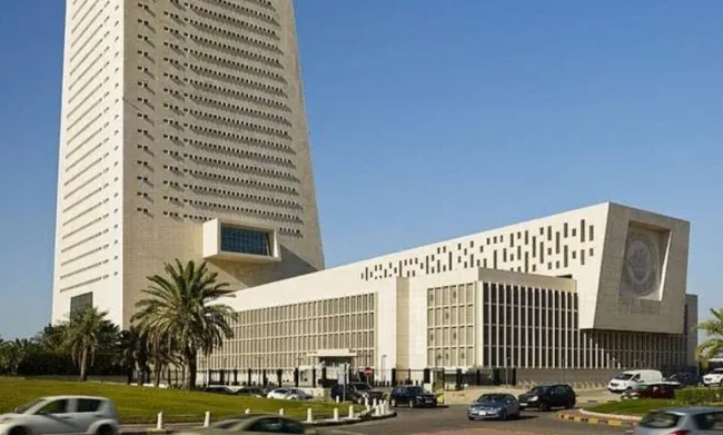 La banque centrale du Koweït, couleur désert, superbe architecture qui crie à quel point du pognon dedans, y en a plein.