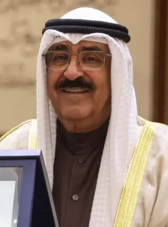 L’émir actuel du Koweït, moustache teinte en noir et sourire que l’on jurerait franc et sympathique (je ne plaisante pas, je ne sais pas comment il fait ça).