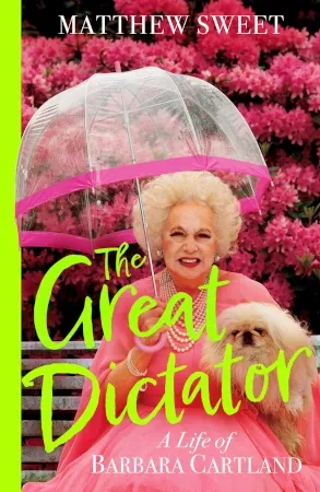 La couverture de la biographie The Great Dictator. Le titre est écrit en vert, sur une photo de l’écrivaine en robe rose et collier à perle de 7 étages, assise sur un banc devant une roseraie, tenant de la main droite un parapluie transparent à bordure rose et de la gauche un pékinois blanc et photogénique.