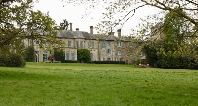 Un manoir très beau, très grand, aux murs gris anciens, entouré d’une pelouse impeccable (j’avais d’abord écrit « prairie » tellement c’est grand).
