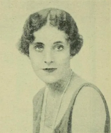 Barbara Cartland en 1925, au look typique de l’époque (cheveux courts, robe dévoilant les épaules, collier blanc).