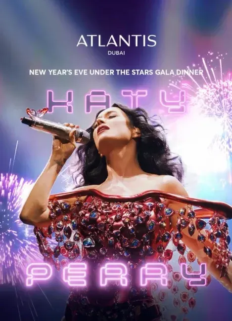 Image de promotion où l’on voit Katy Perry, en grand, micro à la main, yeux fermés, sur fond de feux d’artifice. 