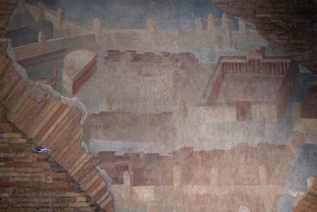 Fresque de la Cité Peinte dans les thermes de Trajan à Rome (d"tail représentant la cour intérieure d'un palais. Le style est encore naïf et les couleurs passées