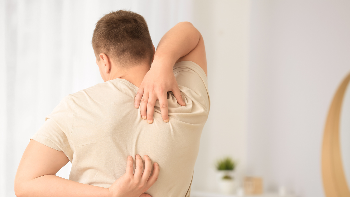 Coceira no corpo: causas mais comuns e quando buscar atendimento