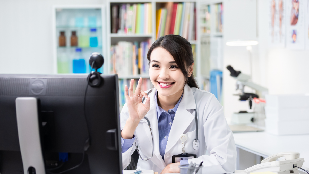 Consulta online x consulta presencial: qual escolher e quando usar cada uma?