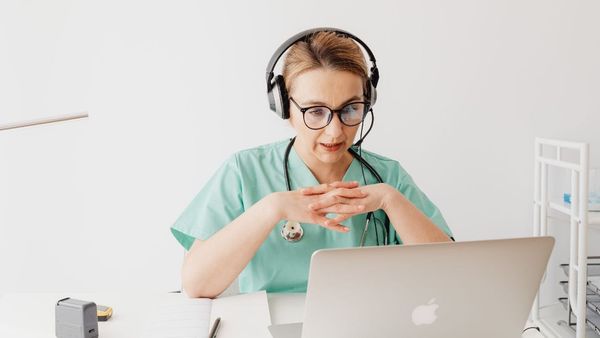 Quando procurar um clínico geral online para investigar sintomas e pedir exames com segurança