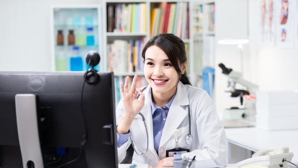 Consulta online x consulta presencial: qual escolher e quando usar cada uma?