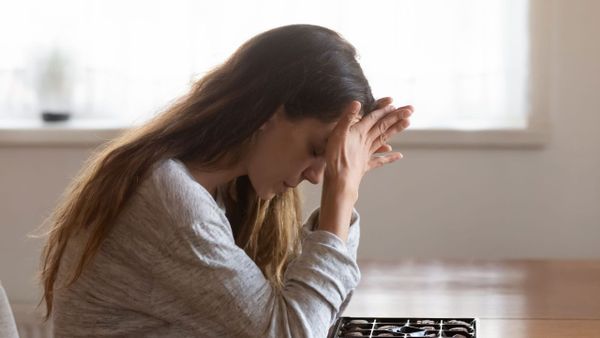 Ansiedade pode causar sintomas físicos? Entenda os sinais mais comuns