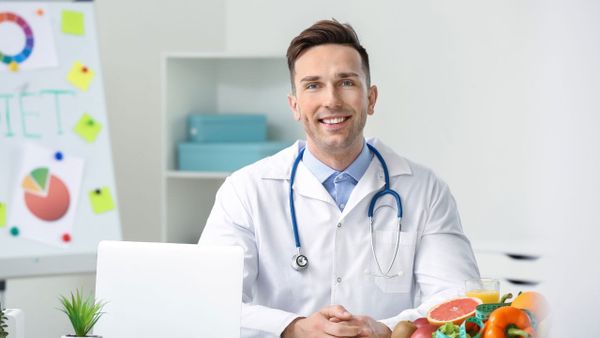 Qual a diferença entre nutricionista e nutrólogo? Entenda