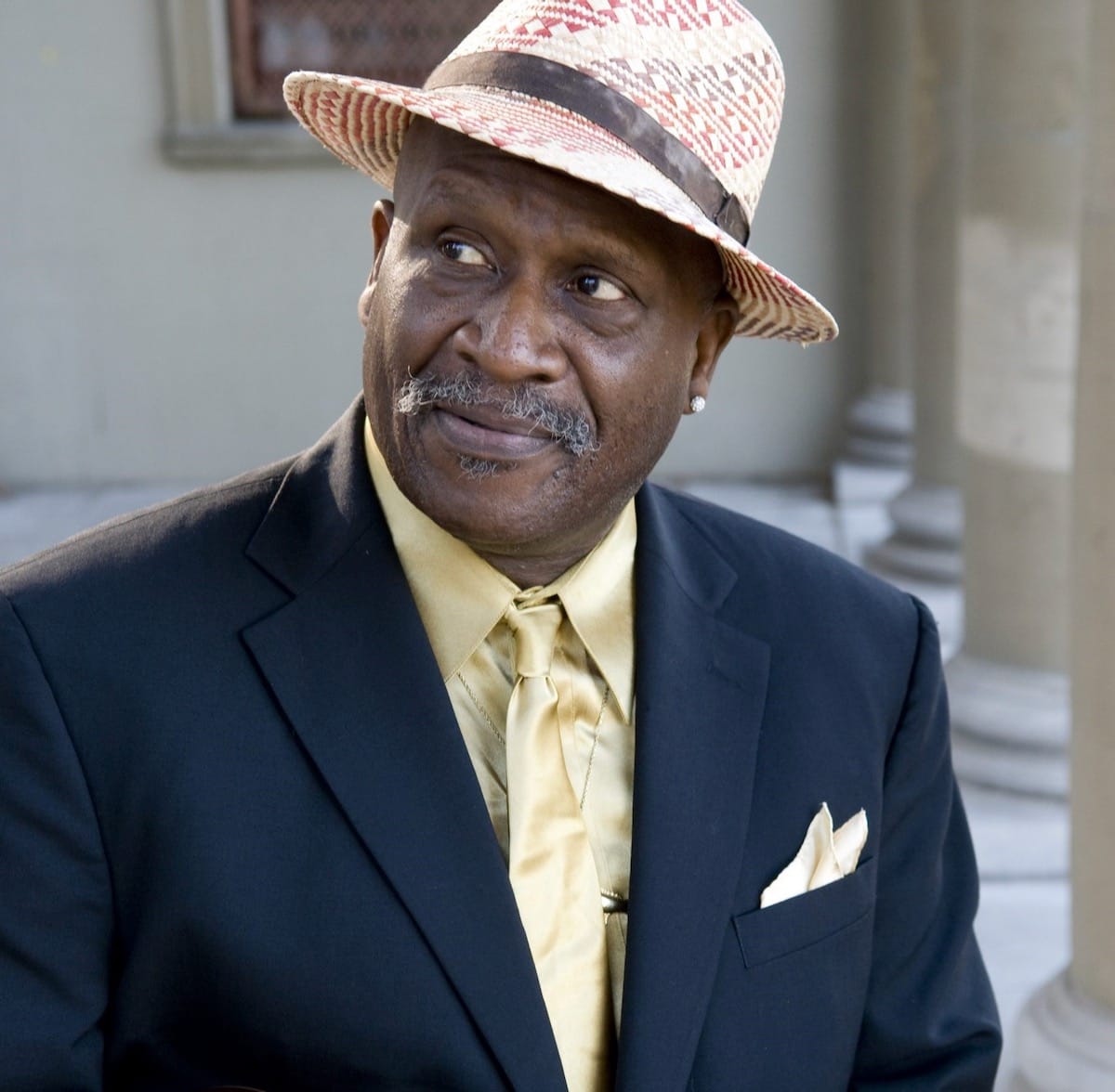 Taj Mahal in blue suit and pink hat