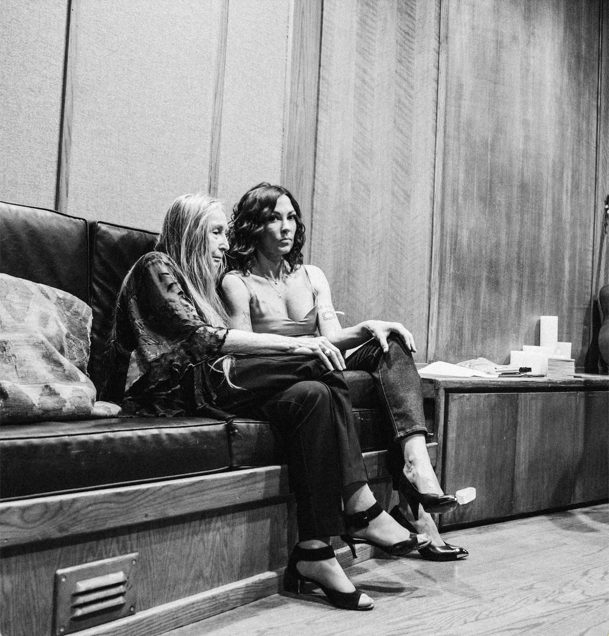 Amanda Shires and Bobbie Nelson sit on a sofa