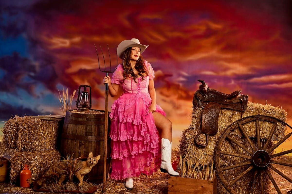 SPOTLIGHT: Kaitlin Butts Beckons With ‘Come Rest Your Head (On My Pillow)’ [VIDEO]