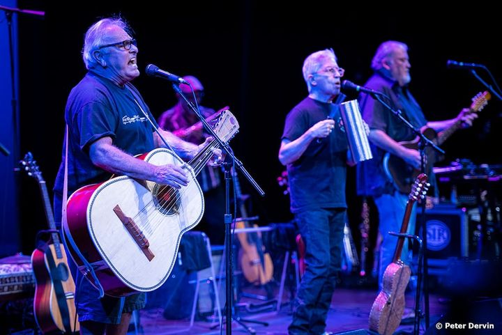 BONUS TRACKS: Los Lobos Returning to High School to Rock, Grammys Eye AI, and More