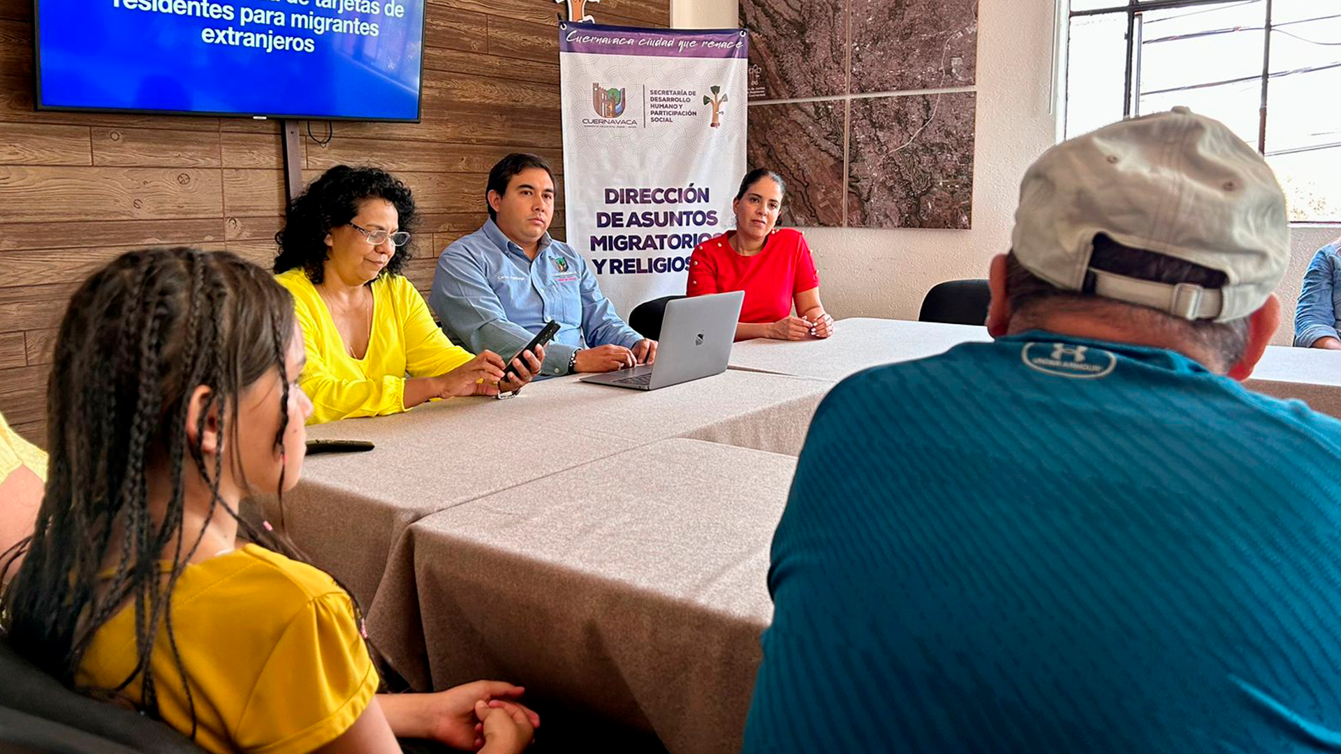 entregan credenciales de residentes temporales en cuernavaca