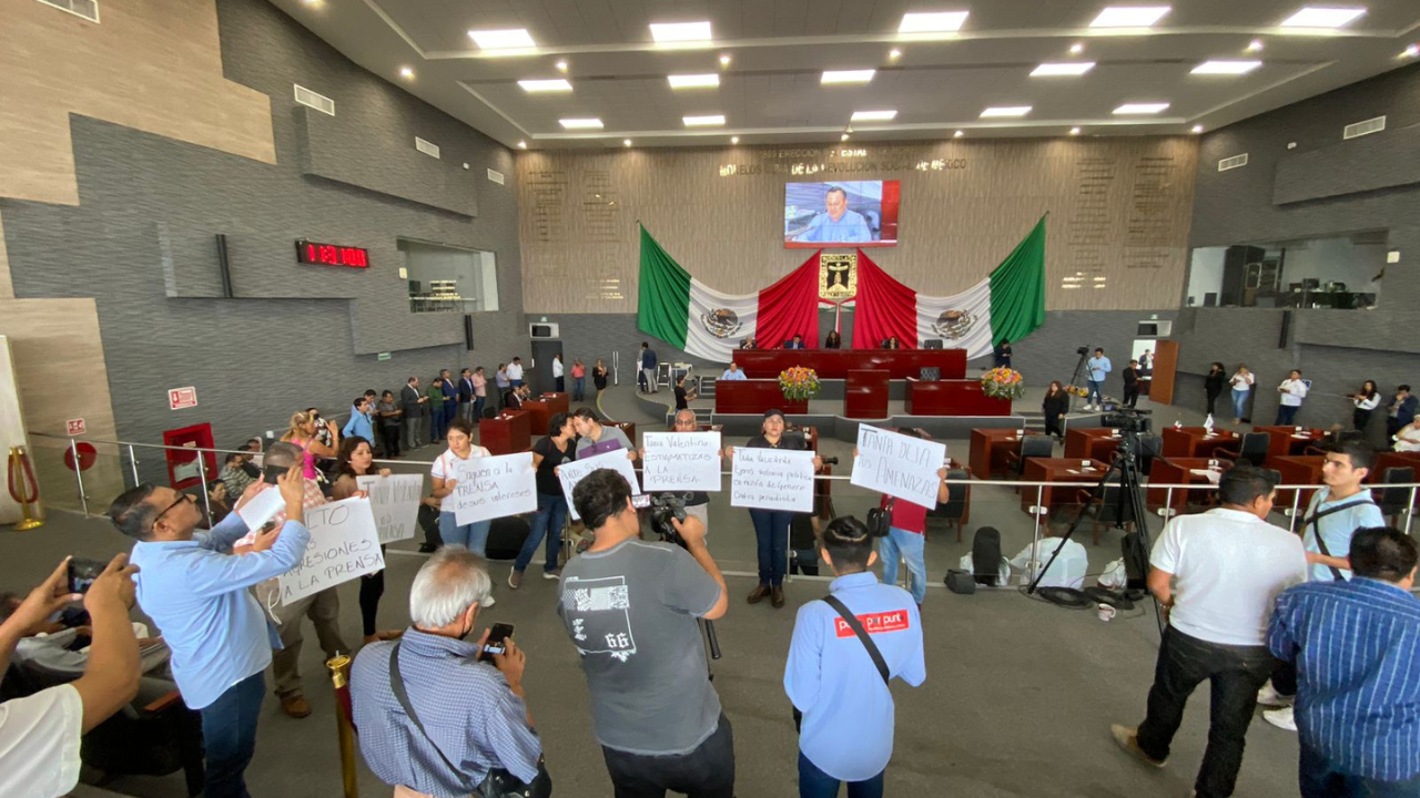 periodistas exigen disculpa publica