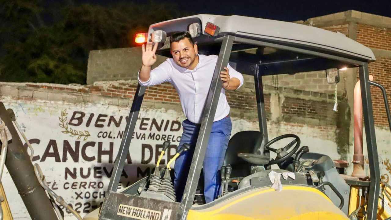 el alcalde roberto chalo flores comienza la remodelacion de la cancha el arenal
