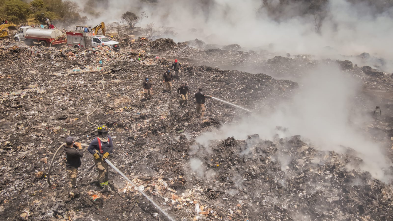 Bancos de humo seguirán por incendio en Huitzilac, advierte Protección Civil