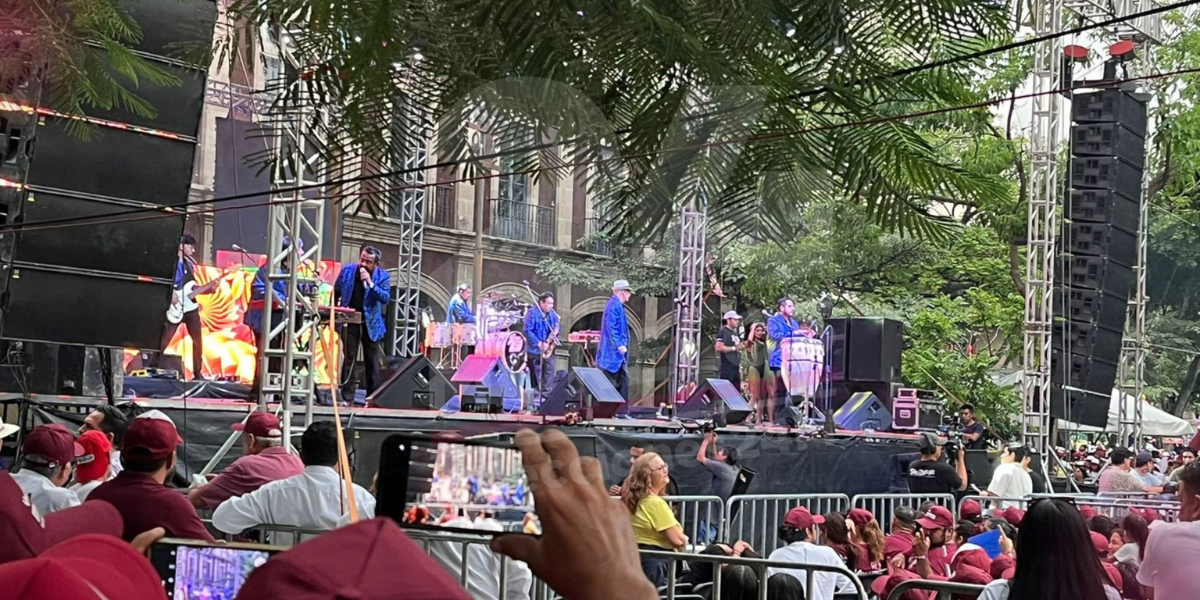 En Plaza de Armas se lleva a cabo el cierre de campaña de Margarita González Saravia.