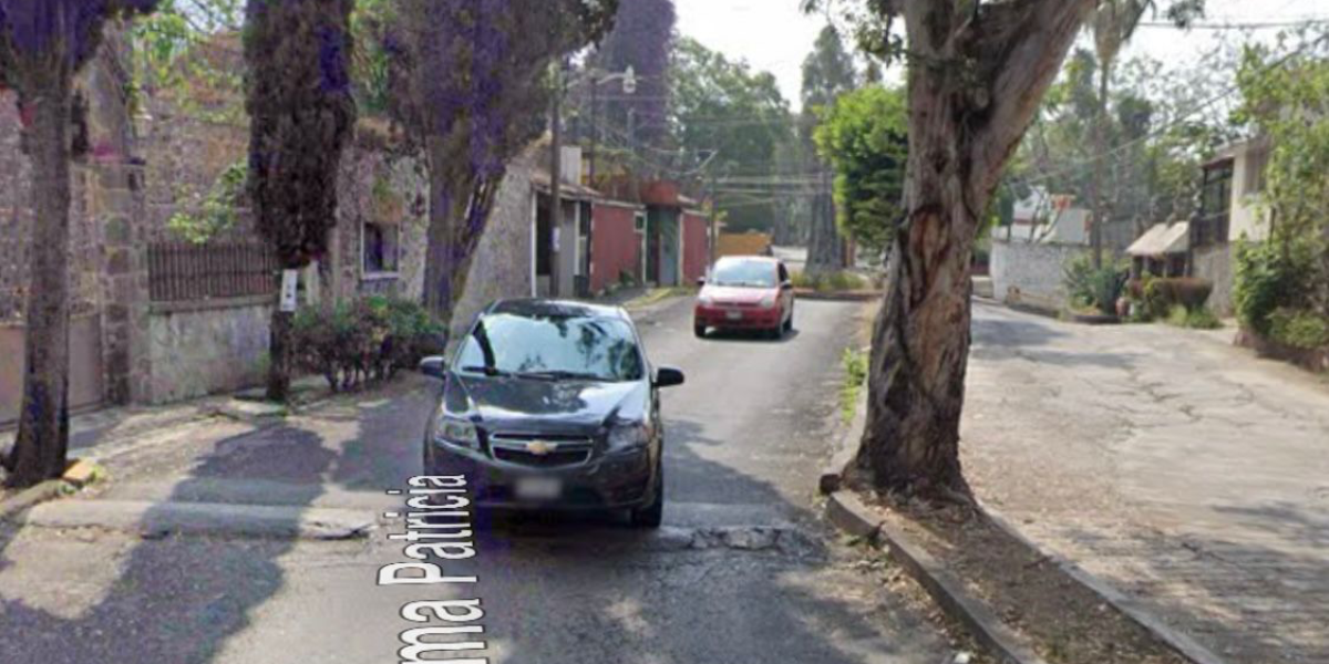 La calle cruza con avenida Universidad.