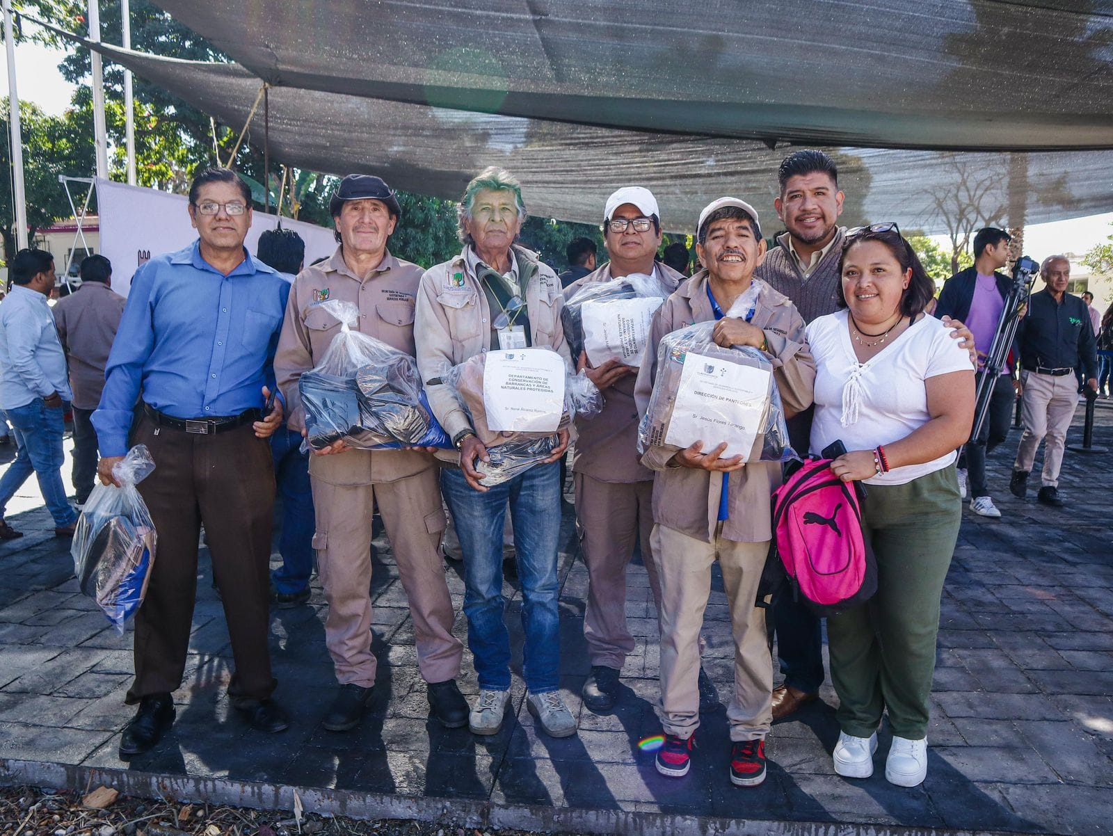 Entrega de Uniformes a trabajadores.