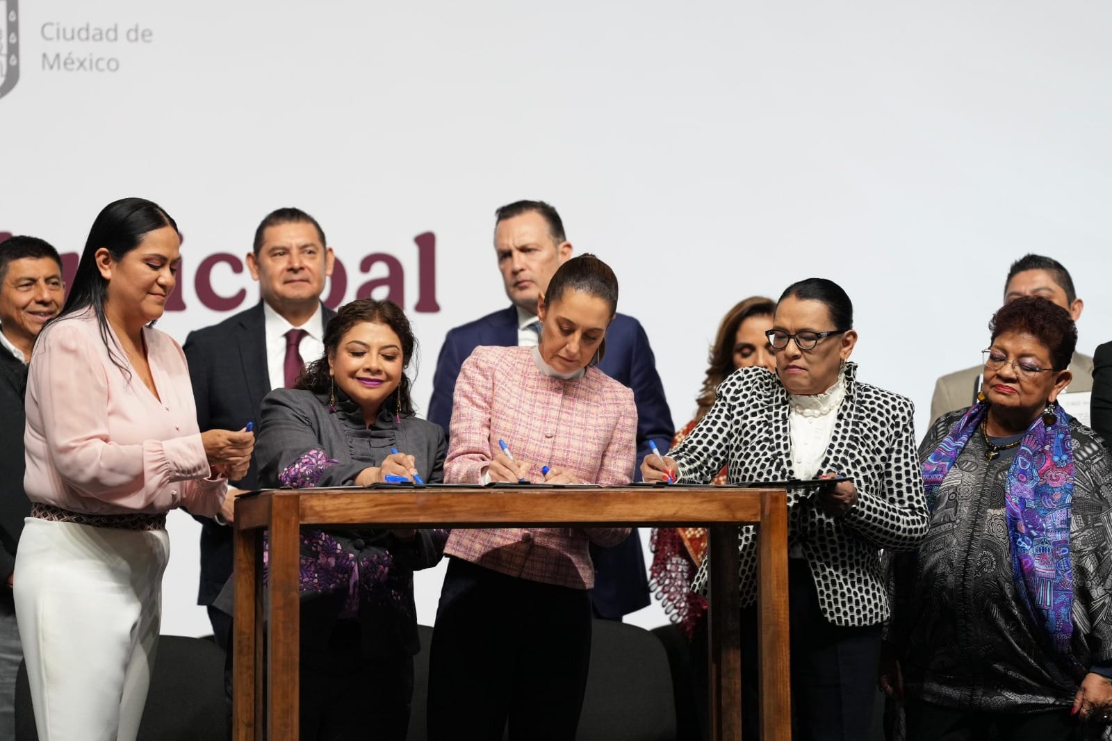Firma par la construcción del Fondo para la Infraestructura Social a favor de los pueblos indígenas.