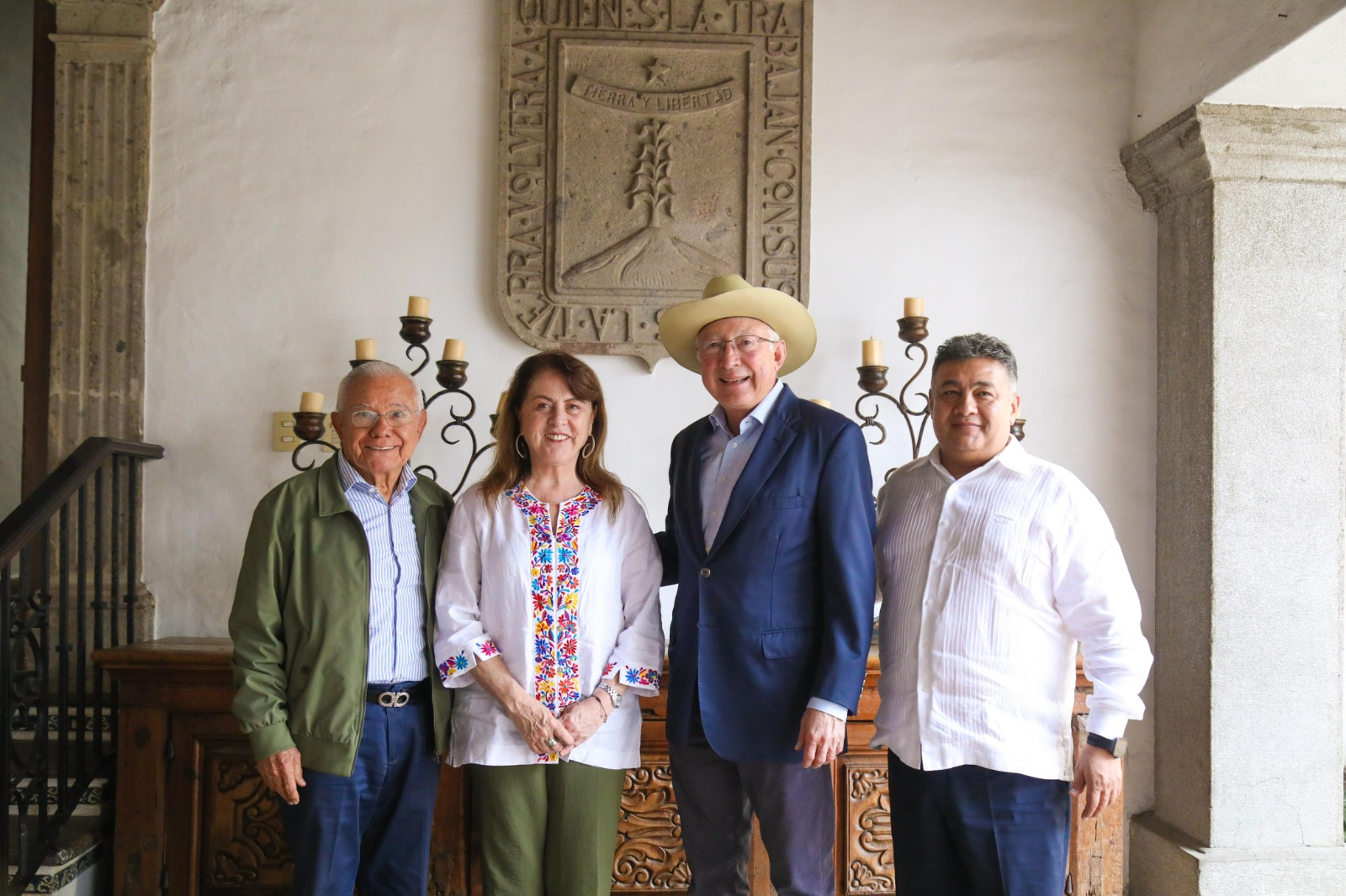 Recibe Margarita González Saravia al embajador de Estados Unidos, Ken Salazar