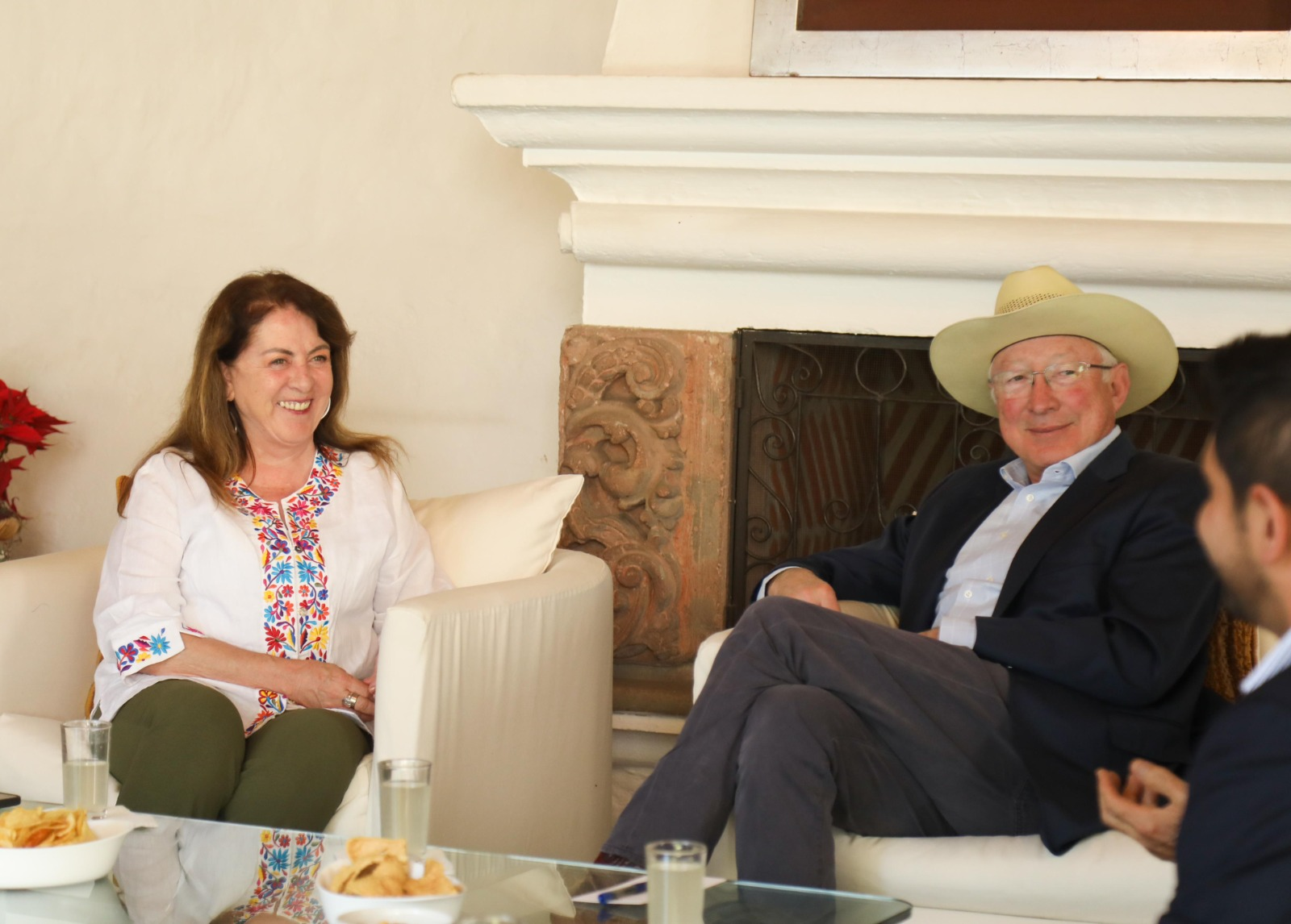 Recibe Margarita González Saravia al embajador de Estados Unidos, Ken Salazar