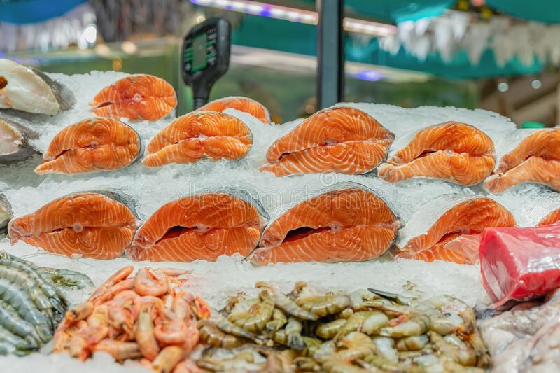 Filetes De Salmón Fresco Sobre Hielo En Un Supermercado. Venta De Pescado Y Marisco. Mostrador Abierto Del Mercado De Mariscos Foto de archivo - Imagen de congelado, pescados: 191312214