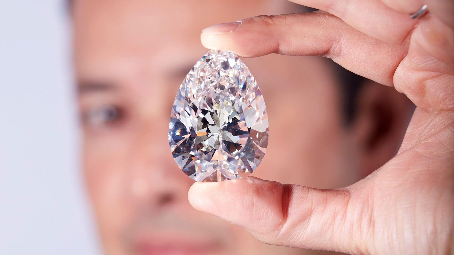 La joya es un diamante en forma de pera de 228,31 quilates que fue extraído y pulido en Sudáfrica hace 20 años
(Instagram Chriestie)