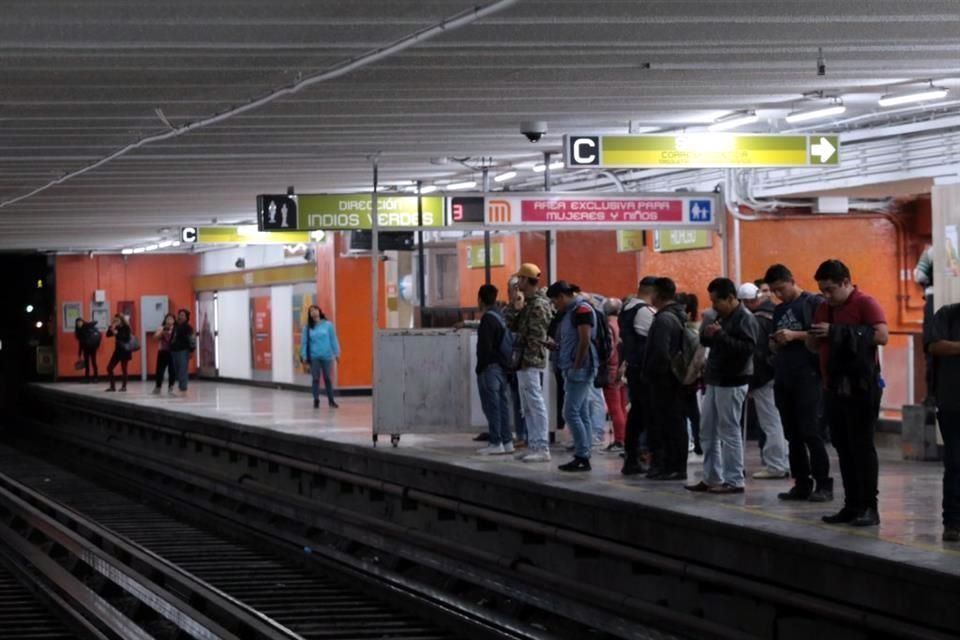 Golpea convoy de Metro a joven en estación Hidalgo