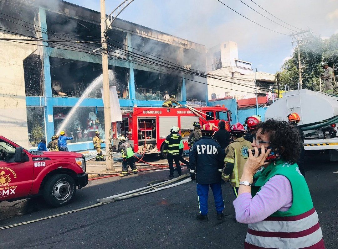 Se incendia Galerías El Triunfo en Álvaro Obregón