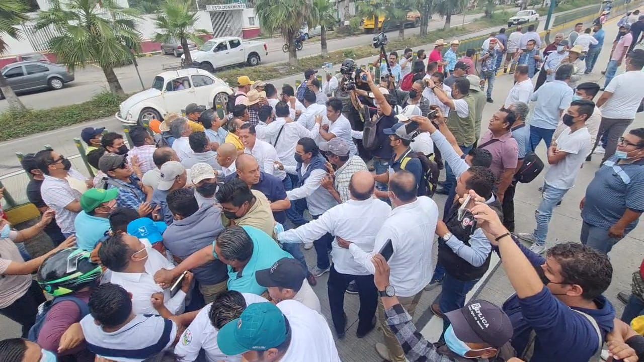 CETEG marcha durante primer informe de la gobernadora de Guerrero