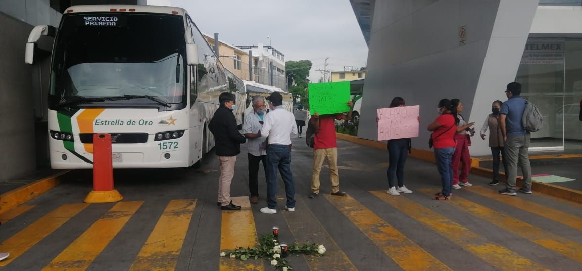 Familiares de víctimas de volcadura de autobús cierran terminal Estrella de Oro, en Chilpancingo