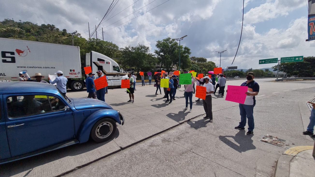 Familiares de Adolfo Sotelo, quien continúa desaparecido, cierran autopista del Sol