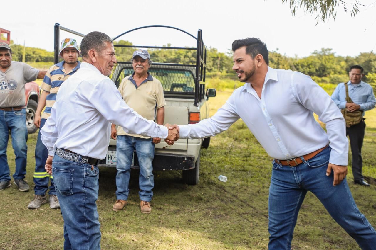 "Chalo" Flores apoya a ganaderos de Xochitepec