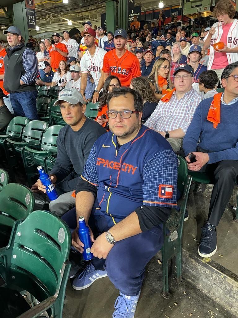 Critican a hijo de AMLO por reloj y asientos en partido de beisbol