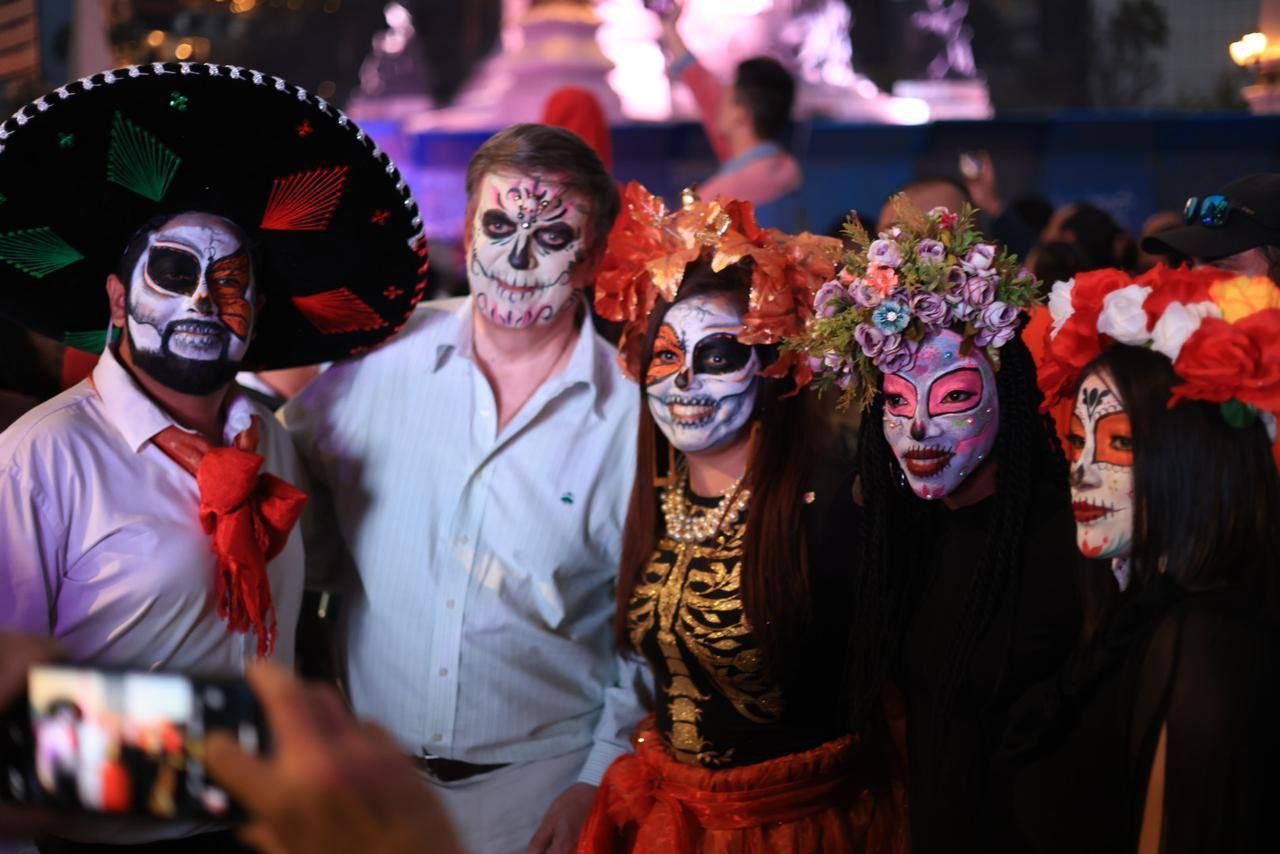 Marcelo Ebrard participó en desfile de catrinas