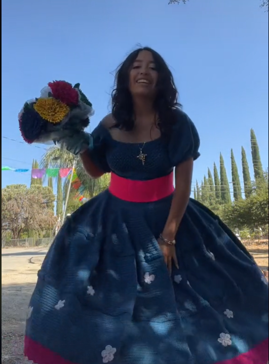 Quinceañera teje su propio vestido