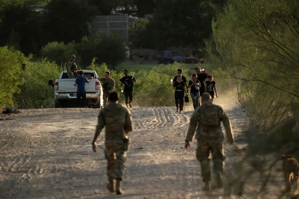 Enviará Texas vehículos militares a la frontera