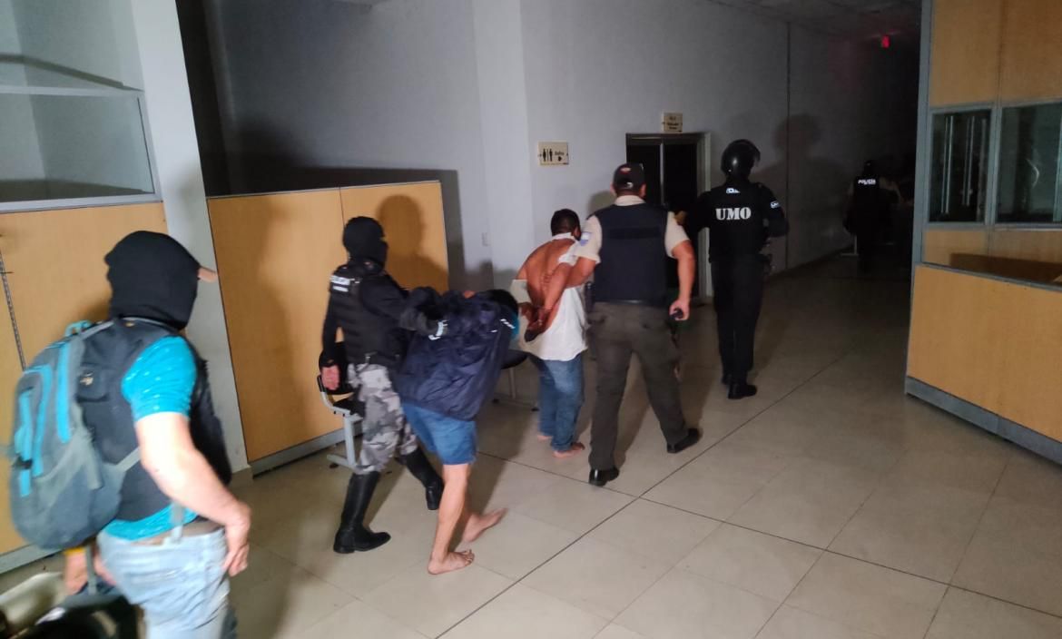 Ingresan hombres armados a un hospital en Ecuador