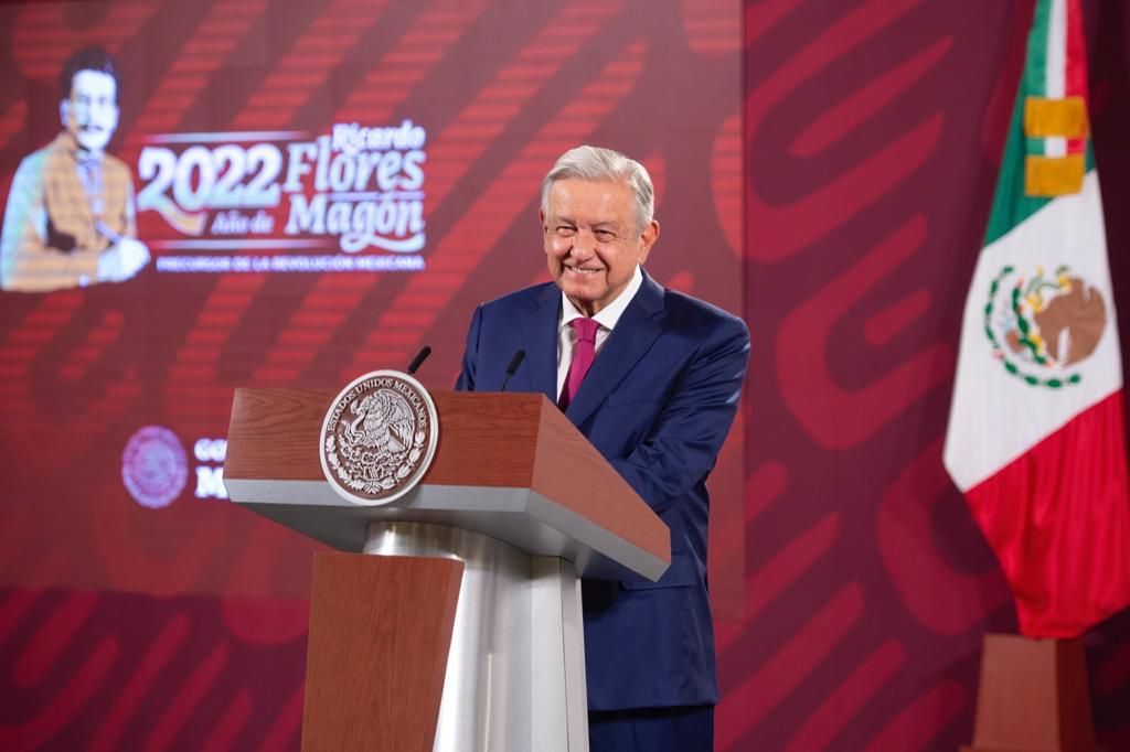 AMLO llama a "corcholatas" a "portarse bien"