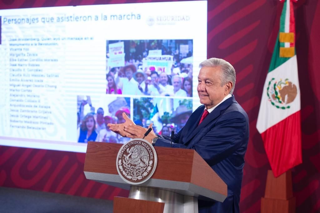 Califica AMLO marcha en favor del INE como un "striptease político del conservadurismo"