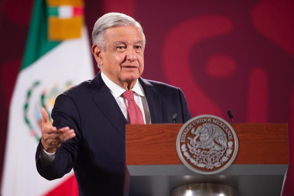 "Corruptos y rateros" quienes defienden al INE: AMLO