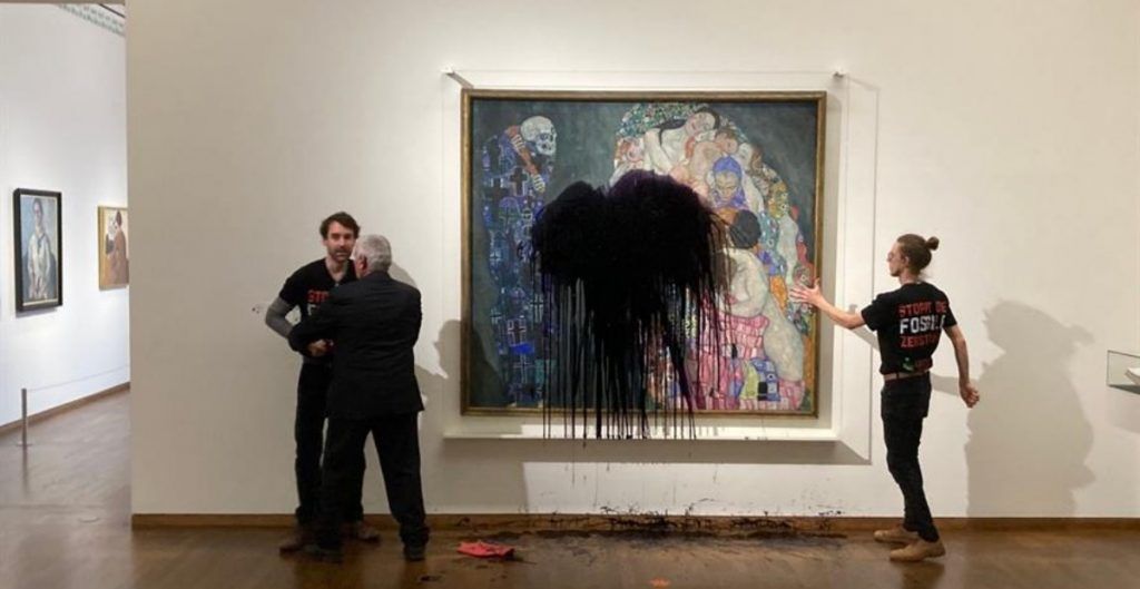 Arrojan activistas líquido a obra de Gustav Klimt