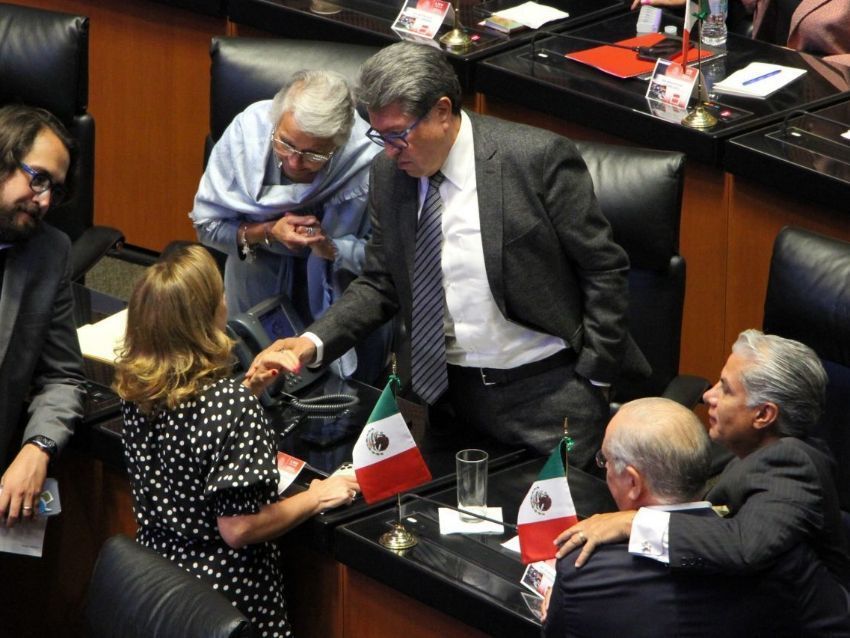 Asegura 'El País', que Ricardo Monreal ya negocia candidatura presidencial con "Va x México"