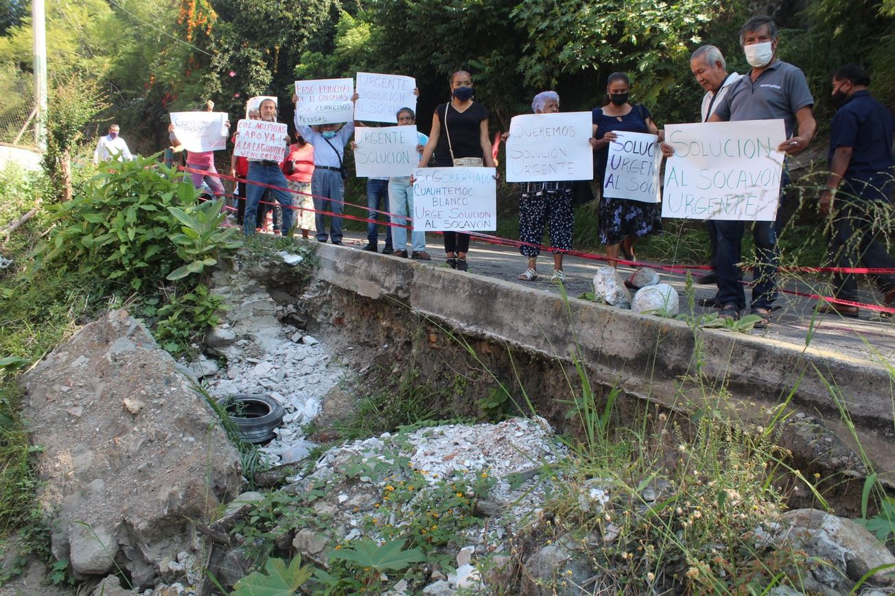 Temen vecinos de la Lagunilla de Cuernavaca, formación de socavón; piden apoyo